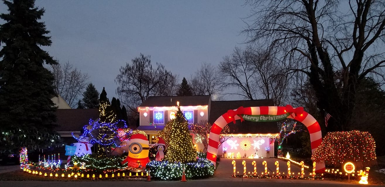 3074 Troy Dr. 1 Xmas Display2018 01